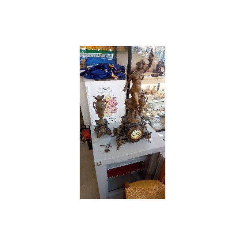 GARNITURE DE CHEMINÉE RÉGULE