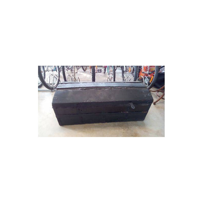 COFFRE ANCIEN BOIS ET PEAU DE SANGLIER