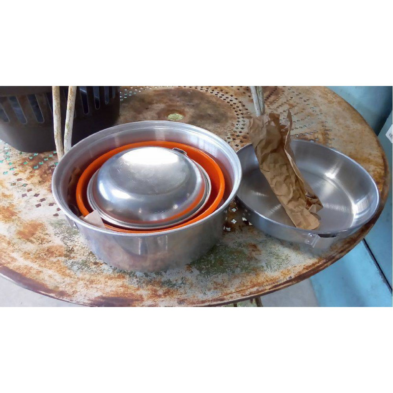 NÉCESSAIRE POUR CAMPEURS