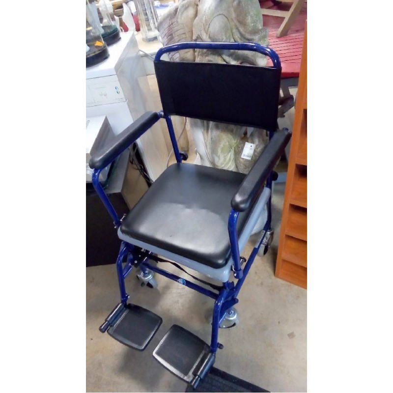 SIÈGE D\'AISANCE ROULANT AVEC REPOSE PIEDS AMOVIBLES