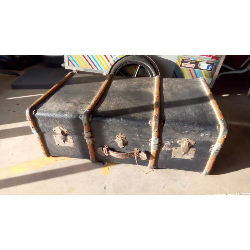 MALLE ANCIENNE PLATE