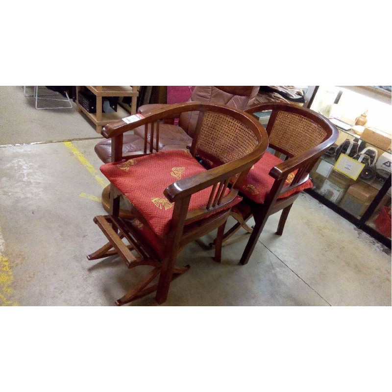 PAIRE DE FAUTEUILS CANNÉS AVEC COUSSINS ET REPOSES PIEDS
