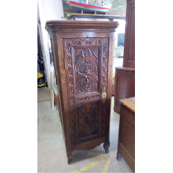 PETIT MEUBLE PORTE SCULPTÉE...