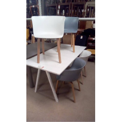 TABLE MODERNE AVEC 4...
