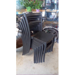 CHAISE NOIRE EMPILABLE