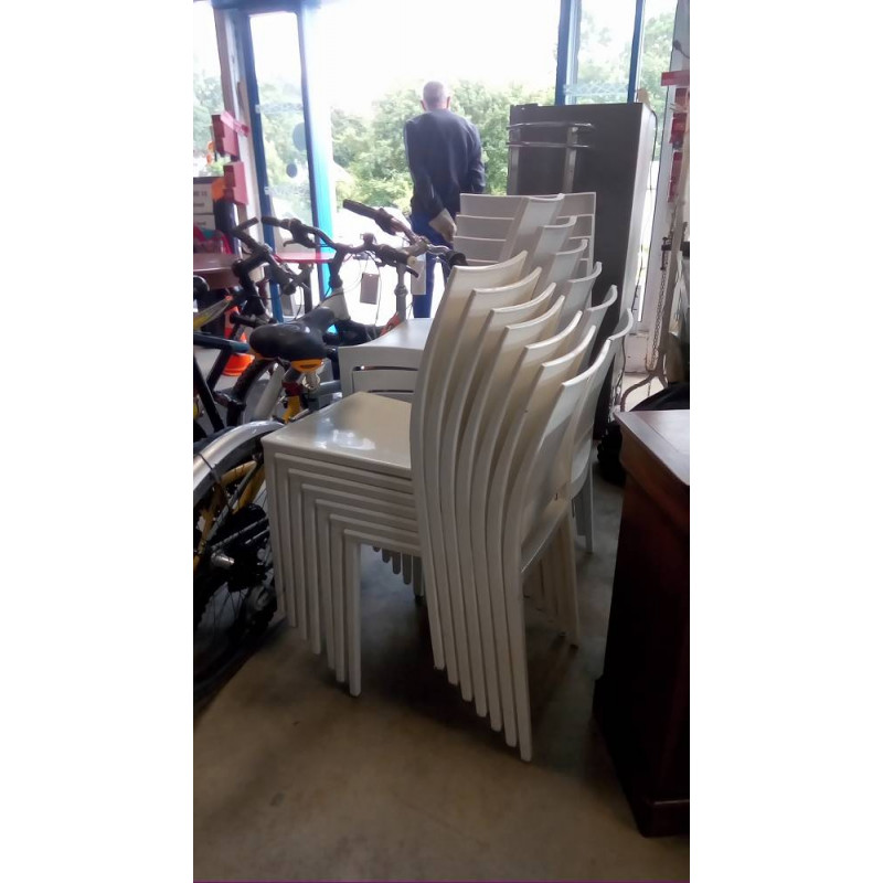 LOT DE 7 CHAISES PLASTIQUE BLANC CASSÉ EN L\'ÉTAT